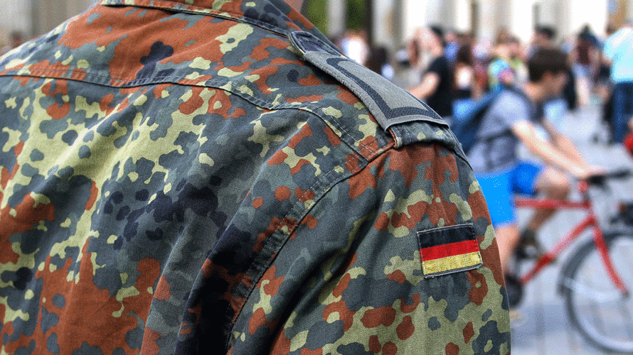 Allein aufgrund ihrer Uniform fallen Soldaten im Straßenbild auf. Foto: DBwV/Mika Schmidt
