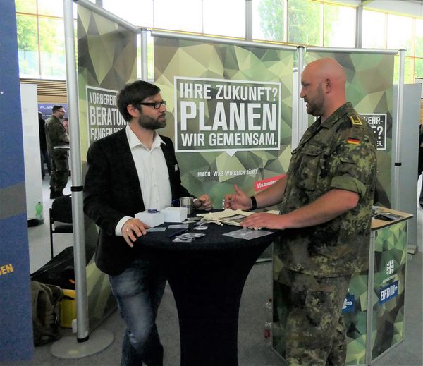 Obermaat (BA) Benjamin E. informiert sich am BFD-Stand. Foto: Bundeswehr