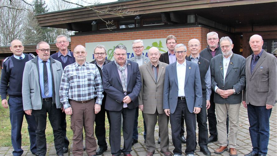 Bezirksvorsitzender Matthias Schneider mit Vorstand und den geehrten Kameraden Foto: DBwV/ Winfried Rimmele 