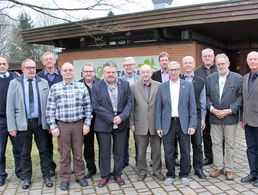 Bezirksvorsitzender Matthias Schneider mit Vorstand und den geehrten Kameraden Foto: DBwV/ Winfried Rimmele 