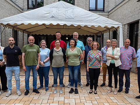 Die Besuchergruppe aus Geilenkirchen im Hof der DBwV-Bundesgeschäftsstelle. Foto: DBwV/Yann Bombeke