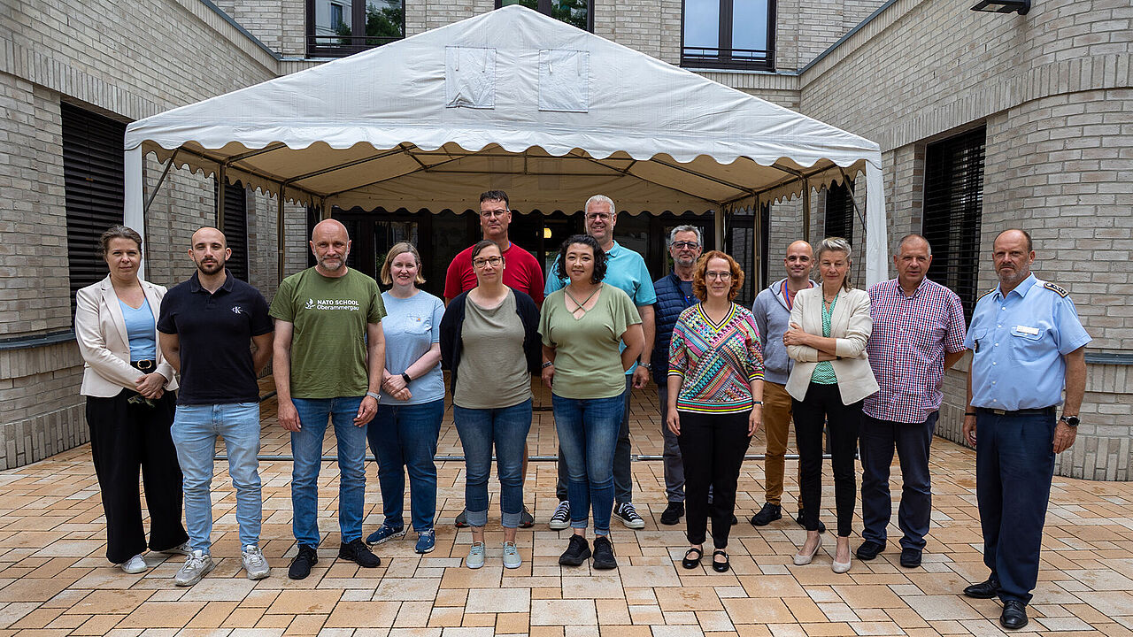 Die Besuchergruppe aus Geilenkirchen im Hof der DBwV-Bundesgeschäftsstelle. Foto: DBwV/Yann Bombeke