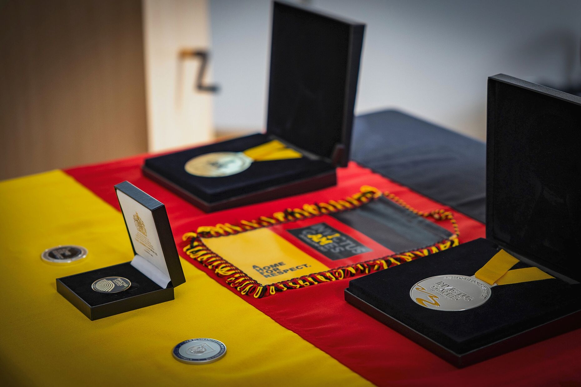 Stabsbootsmann Benjamin Theiss präsentierte stolz seine Medaillen: Silber im Radrennen und Gold im Einzelzeitfahren. Foto: Dittrich