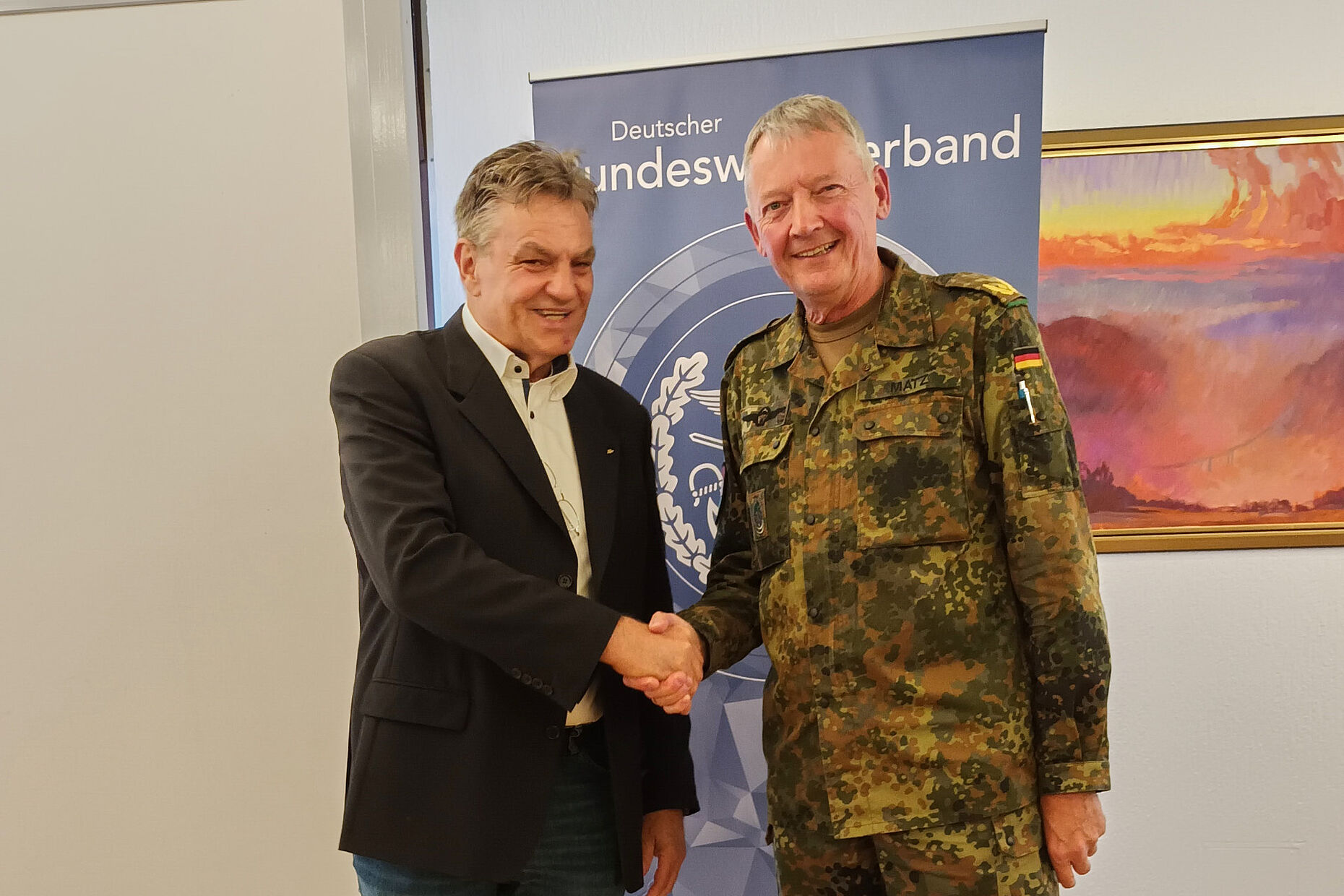 KERH-Vorsitzender Oberstleutnant d.R. Hans-Joachim Berger begrüßt Brigadegeneral Michael Matz. Foto: Julia Moeck