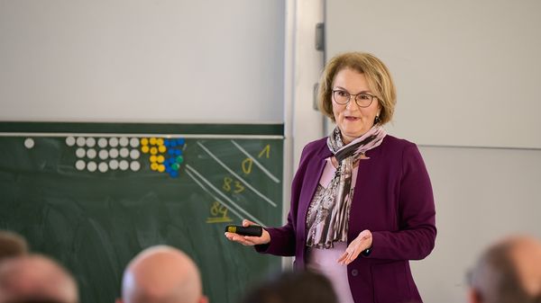 Sozialberaterin Claudia Hartmann klärte über Hilfsangebote des Sozialdienstes der Bundeswehr für Berufssoldaten auf. Foto: DBwV/Ingo Kaminsky