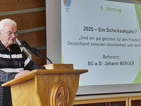 In seinem nachdenklich stimmenden Vortrag analysierte Brigadegeneral a.D. Johann Berger die gegenwärtige sicherheitspolitische Lage und benannte die Herausforderungen für Deutschland. Foto: Klaus Schwarzenberger