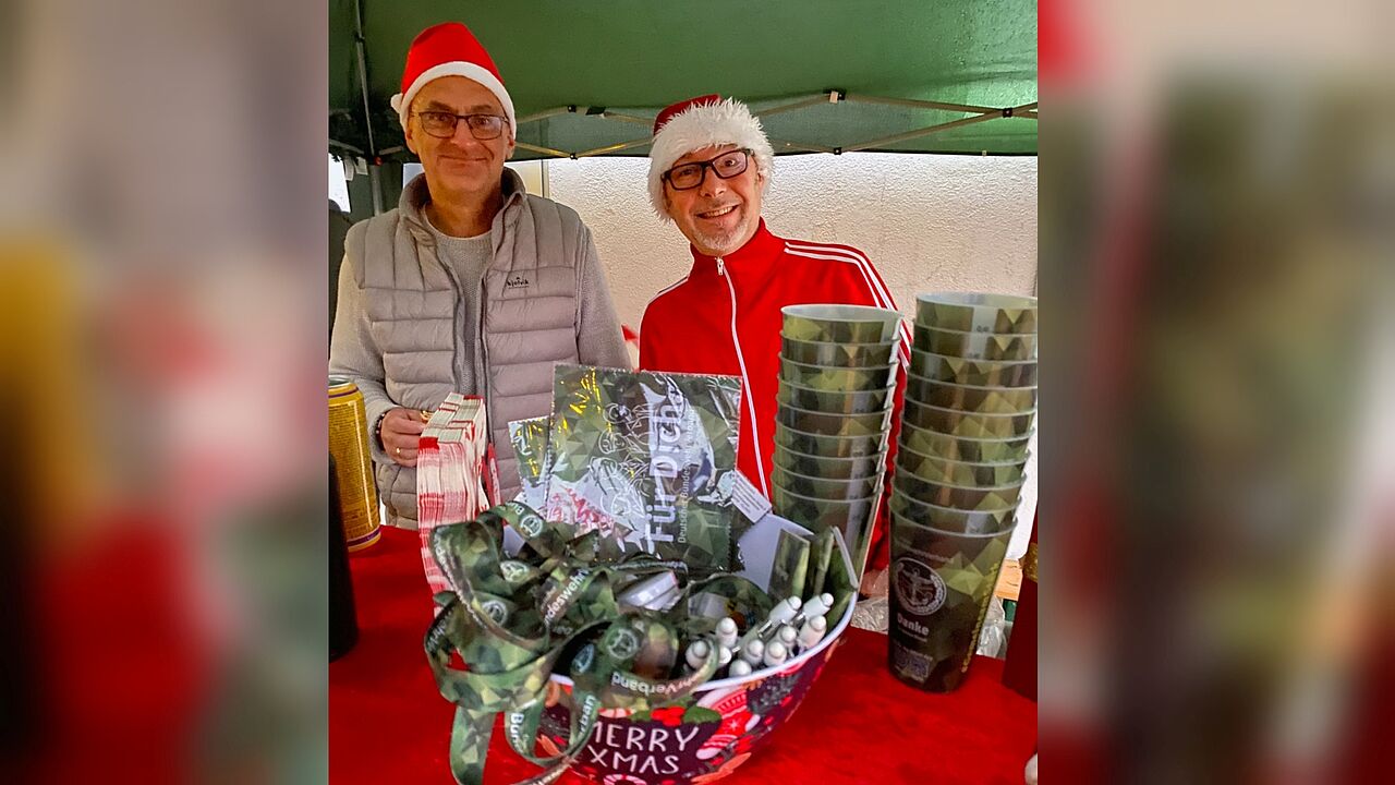 DDO Fregattenkapitän Carsten Duer (links) und Oberstleutnant Oliver Zausch zeigten sich begeistert, von der Idee der TruKa Portugal für einen Weihnachtsmarkt am Standort des deutschen Kontingentes. Foto: Fahrner