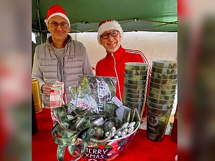 DDO Fregattenkapitän Carsten Duer (links) und Oberstleutnant Oliver Zausch zeigten sich begeistert, von der Idee der TruKa Portugal für einen Weihnachtsmarkt am Standort des deutschen Kontingentes. Foto: Fahrner