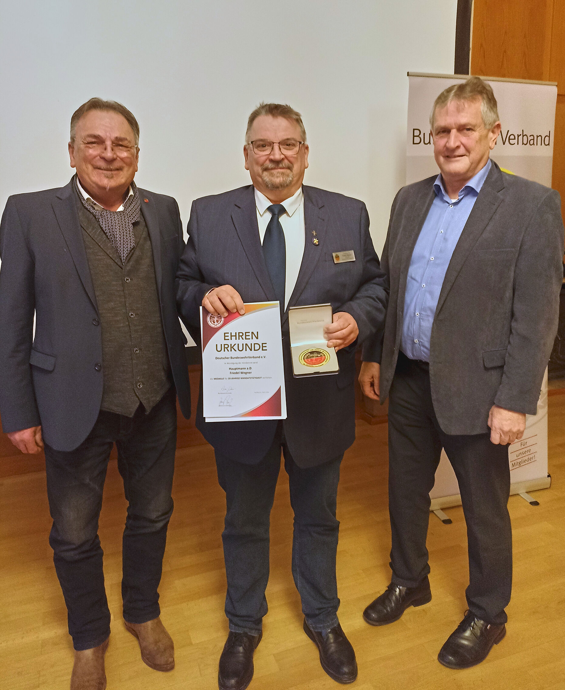 Ein würdiger Abschluss: Ehrung von Friedel Wegner für 20 Jahre Mandatstätigkeit. Foto: Heinrich Petersen