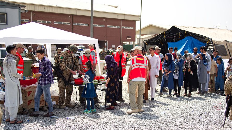 Die Bundeswehr verteilt jetzt auch Lebensmittel am Flughafen von Kabul. Foto: Bundeswehr