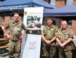 Hptm Michael Killer (BezVors), HFw Nino Loerche (StoKa-Vorsitzender) und OStFw d. D. Norbert Brinkmann (StO-Beauftragter) beim Tag der Bundeswehr in Augustdorf Foto: DBwV