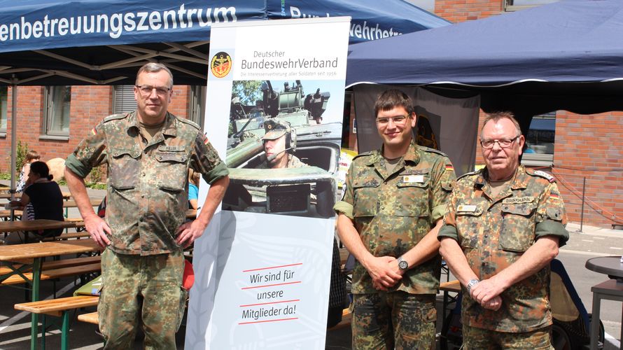Hptm Michael Killer (BezVors), HFw Nino Loerche (StoKa-Vorsitzender) und OStFw d. D. Norbert Brinkmann (StO-Beauftragter) beim Tag der Bundeswehr in Augustdorf Foto: DBwV