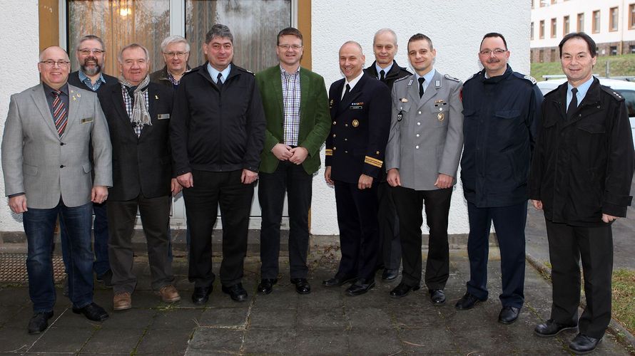 Oberstleutnant André Wüstner (M.) mit den Vorstandsmitgliedern der TruKa BAAINBw. Foto: TruKa BAAINBw