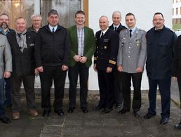 Oberstleutnant André Wüstner (M.) mit den Vorstandsmitgliedern der TruKa BAAINBw. Foto: TruKa BAAINBw