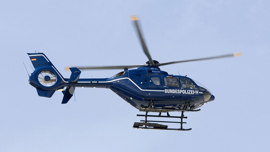 Im März haben Polizisten bei einer nächtlichen Übung ihren Hubschrauber falsch betankt. Nun verlangt der Dienstgeber hohen Schadenersatz. Foto: dpa