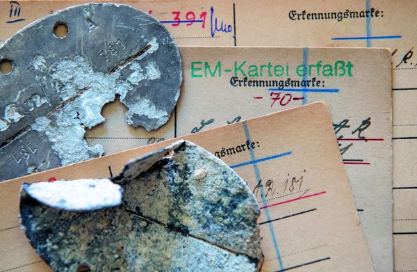 Erkennungsmarken deutscher Soldaten und Karteikarten der deutschen Dienststelle für die Benachrichtigung der näcsten Angehörogen von Gefallenen der ehemaligen deutschen Wehrmacht (WASt) liegen in der Dienstelle in Berlin übereinander. Foto: Tim Brakemeier/dpa