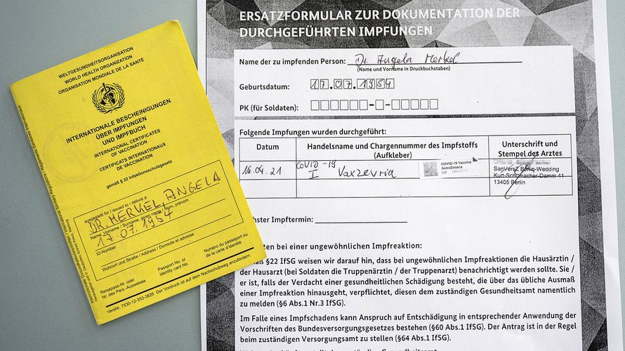 Im Sanitätsversorgungszentrum Berlin-Wedding erhielt Angela Merkel von der Bundeswehr ihre erste Corona-Impfung. Foto: Twitter/Steffen Seibert 