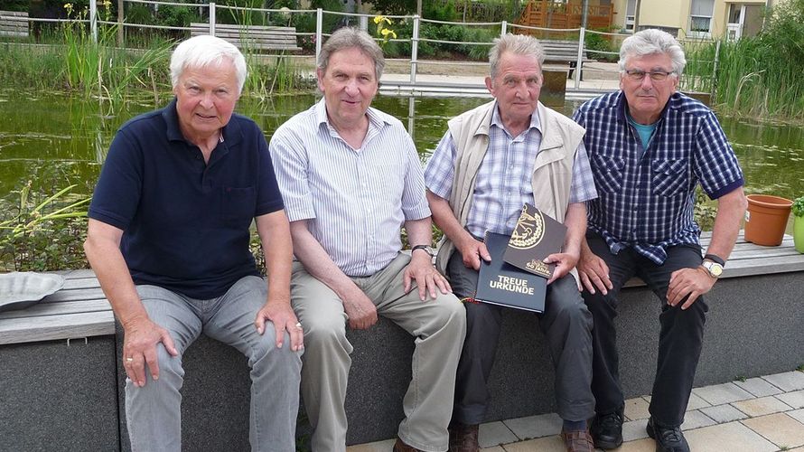 v.l.: Hptm a.D. Alfred Hoppe, StFw a.D. Helmut Buttlar, Jubilar StFw a.D. Walter Bohnes, Hptm a.D. Helmut Pries (Foto: Bez. Oberhessen)