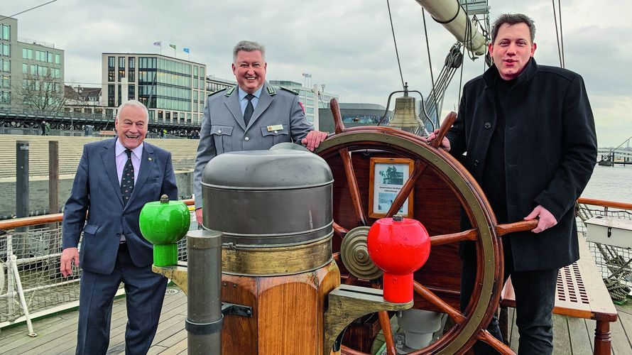 An Bord der „Rickmer Rickmers“: Der Landesvorsitzende Nord, Oberstleutnant Thomas Behr (M.), mit dem SPD-Vorsitzenden Lars Klingbeil (r.) und Oberst a.D. Joachim Stratenschulte, Vorstandsmitglied und Geschäftsführer der Stiftung „Rickmer Rickmers“. Foto: DBwV/Jungbluth