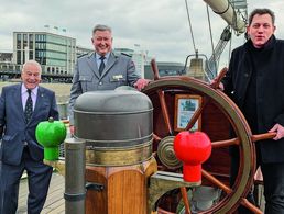 An Bord der „Rickmer Rickmers“: Der Landesvorsitzende Nord, Oberstleutnant Thomas Behr (M.), mit dem SPD-Vorsitzenden Lars Klingbeil (r.) und Oberst a.D. Joachim Stratenschulte, Vorstandsmitglied und Geschäftsführer der Stiftung „Rickmer Rickmers“. Foto: DBwV/Jungbluth