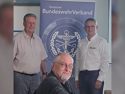 Der stellvertretende Vorsitzende des Landesverbandes Ost, Hauptmann Alexander Dreiser (rechts) informierte die KERH Marzahn-Hellersdorf über die aktuelle Verbandspolitik. Foto: Bernd Intemann