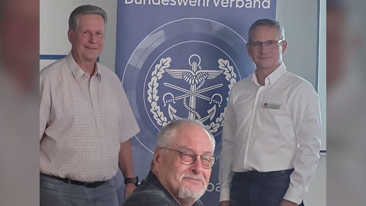 Der stellvertretende Vorsitzende des Landesverbandes Ost, Hauptmann Alexander Dreiser (rechts) informierte die KERH Marzahn-Hellersdorf über die aktuelle Verbandspolitik. Foto: Bernd Intemann