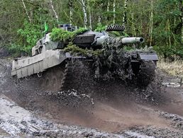 Der Leopard 2 ist seit 1979 im Einsatz. Er hat eine 120-mm-Glattrohrkanone und wird von einem 1500-PS-Dieselmotor angetrieben. Der Leopard 2 wiegt 62 Tonnen, hat vier Mann Besatzung und erreicht maximal 68 km/h. Foto: Bundeswehr/Carsten Vennemann