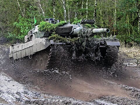 Der Leopard 2 ist seit 1979 im Einsatz. Er hat eine 120-mm-Glattrohrkanone und wird von einem 1500-PS-Dieselmotor angetrieben. Der Leopard 2 wiegt 62 Tonnen, hat vier Mann Besatzung und erreicht maximal 68 km/h. Foto: Bundeswehr/Carsten Vennemann