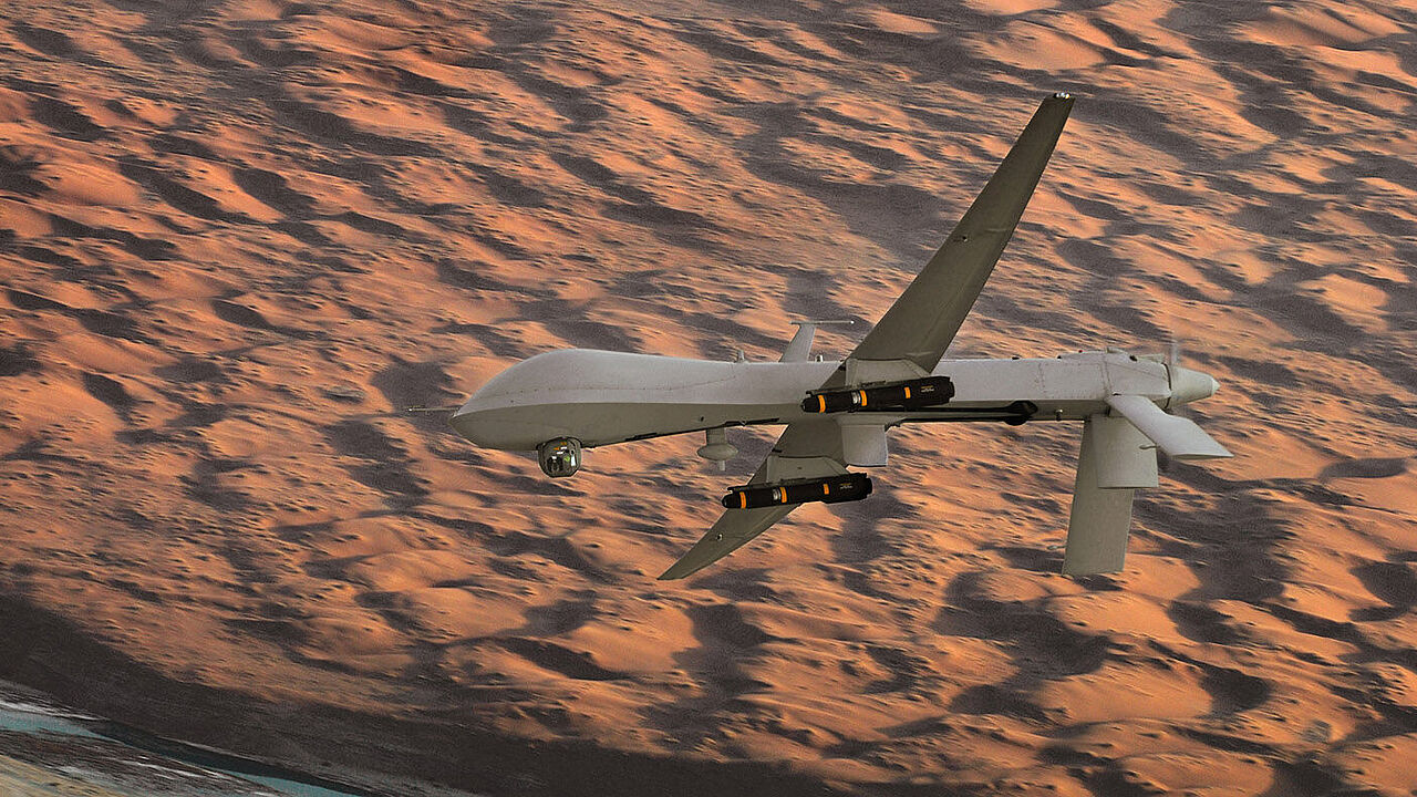 Eine US-Drohne vom Typ MQ-1 Predator im Einsatz über dem Süden Afghanistans. Die Vereinigten Staaten setzen im Gegensatz zu Deutschland schon seit vielen Jahren bewaffnete Drohnen ein. Foto: U.S. Air Force/Lt Col Leslie Pratt