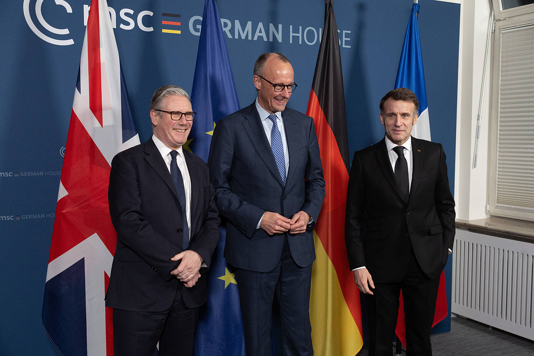 Bei der MSC traf sich Bundeskanzler Friedrich Merz (M.) mit dem britischen Premier Keir Starmer (l.) und dem französischen Präsidenten Emmanuel Macron. Foto: picture alliance/SIPA/Florian Savina-pool
