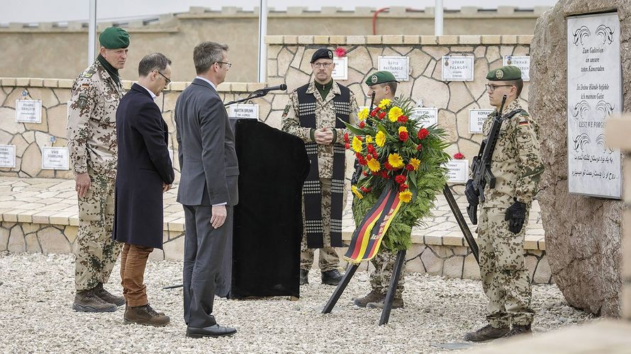 Heiko Maas (2.v.l.), hier bei einer Gedenkzeremonie am Ehrenhain im Camp Marmal, ist zum ersten Mal als Außenminister nach Afghanistan gereist. Rechts neben Maas der deutsche Generalkonsul in Masar-e-Sharif, Karsten Diethelm Geier, links Brigadegeneral Gerhard Klaffus, Kommandeur TAAC North. Foto: Imago