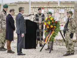 Heiko Maas (2.v.l.), hier bei einer Gedenkzeremonie am Ehrenhain im Camp Marmal, ist zum ersten Mal als Außenminister nach Afghanistan gereist. Rechts neben Maas der deutsche Generalkonsul in Masar-e-Sharif, Karsten Diethelm Geier, links Brigadegeneral Gerhard Klaffus, Kommandeur TAAC North. Foto: Imago