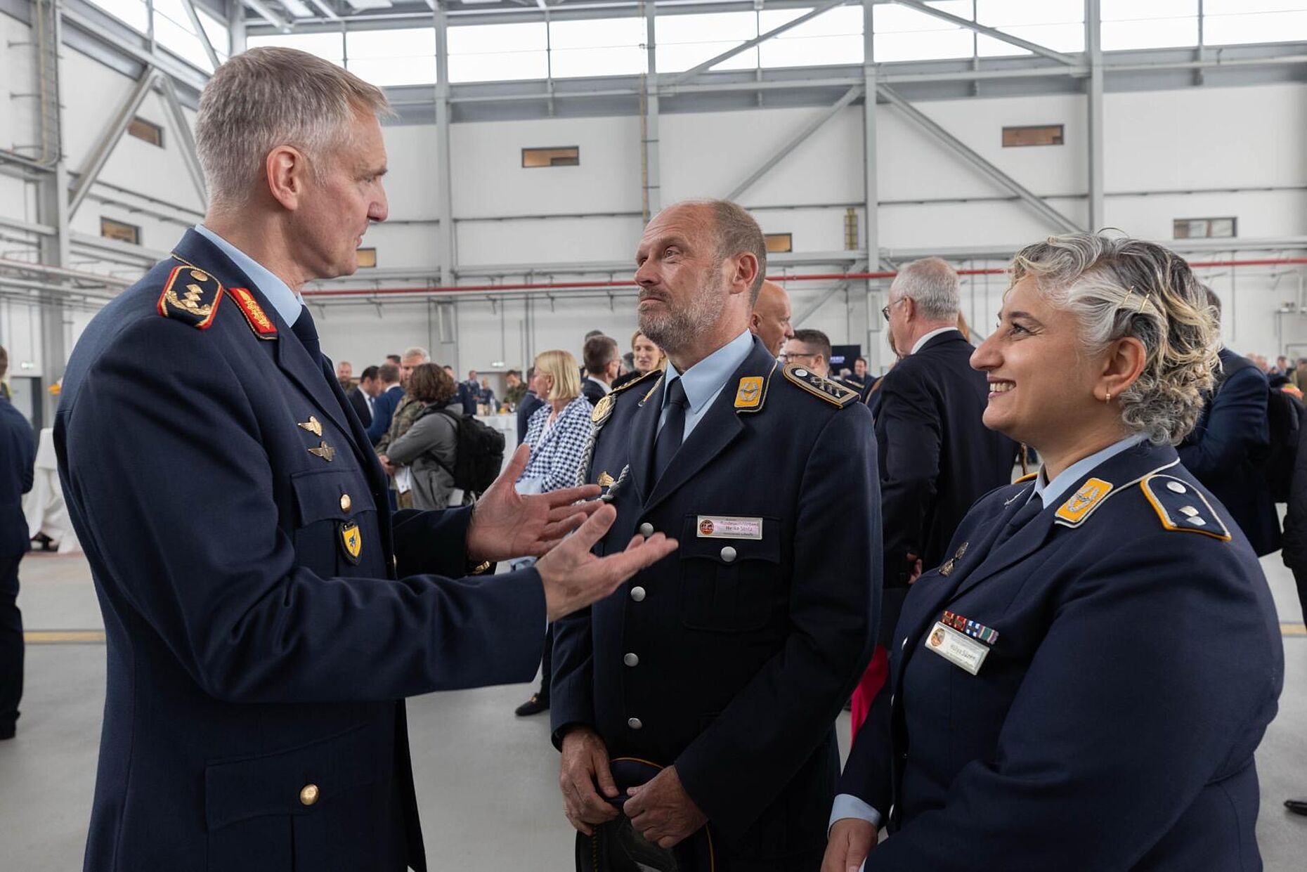 Der Vorstand Luftwaffe mit Oberstabsfeldwebel Heiko Stotz (M.) und seiner Stellvertreterin Oberleutnant Hülya Süzen gratulierten Generalleutnant Holger Neumann im Namen des Verbandes. Foto: DBwV