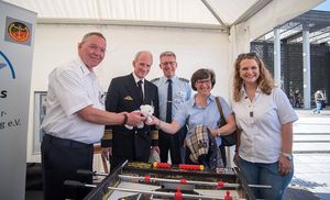 Vizeadmiral Joachim Rühle (2.v.l.) besuchte mit seiner Gattin den Infostand des DBwV, wo er von Hauptmann a.D. Uwe Köpsel (l.), Hauptmann Andreas Steinmetz (M.) und SVS-Mitarbeiterin Jessica Frömbgen begrüßt wurde. Foto: DBwV/Bombeke