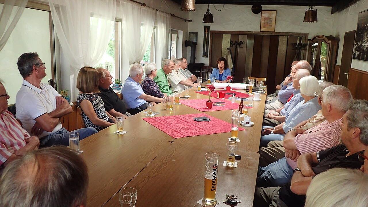 Ilka von Boeselager (MdL a.D.) diskutierte mit Mitgliedern der Kameradschaft Ehemalige, Reservisten, Hinterbliebene (KERH) Großraum Bonn Foto: KERH Bonn