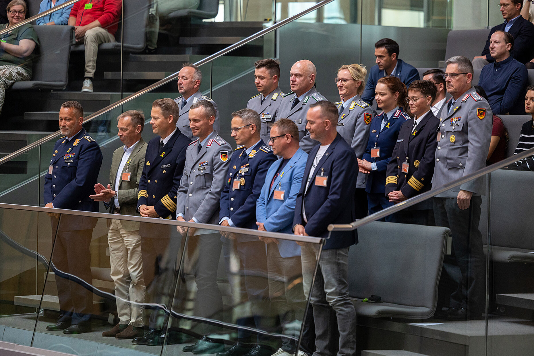 Ein außergewöhnlicher Moment im Bundestag: Für einen Augenblick stehen die Gäste auf der Tribüne im Mittelpunkt ...