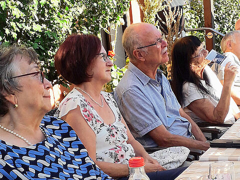 Beim Sommerfest der sKERH Nordschwarzwald dankten die Mitglieder ihrem Vorsitzenden Stabsfeldwebel a.D. Klaus Maier (Mitte) für sein Engagement im Deutschen BundeswehrVerband. Foto: Uwe Kloppot