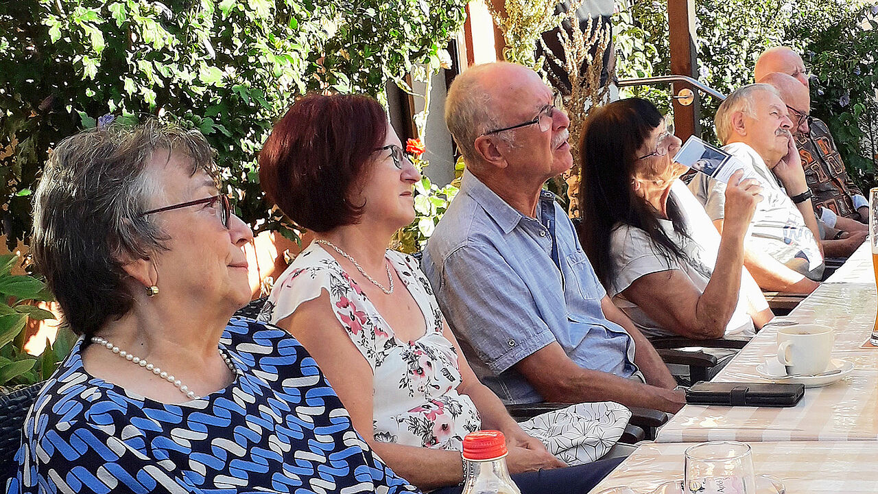 Beim Sommerfest der sKERH Nordschwarzwald dankten die Mitglieder ihrem Vorsitzenden Stabsfeldwebel a.D. Klaus Maier (Mitte) für sein Engagement im Deutschen BundeswehrVerband. Foto: Uwe Kloppot