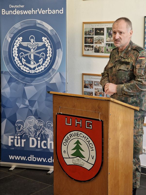 Stabsfeldwebel Sebastian Lüben verabschiedet sich als Vorsitzender der TruKa Grenzland-Kaserne. Foto: Christian Schleicher