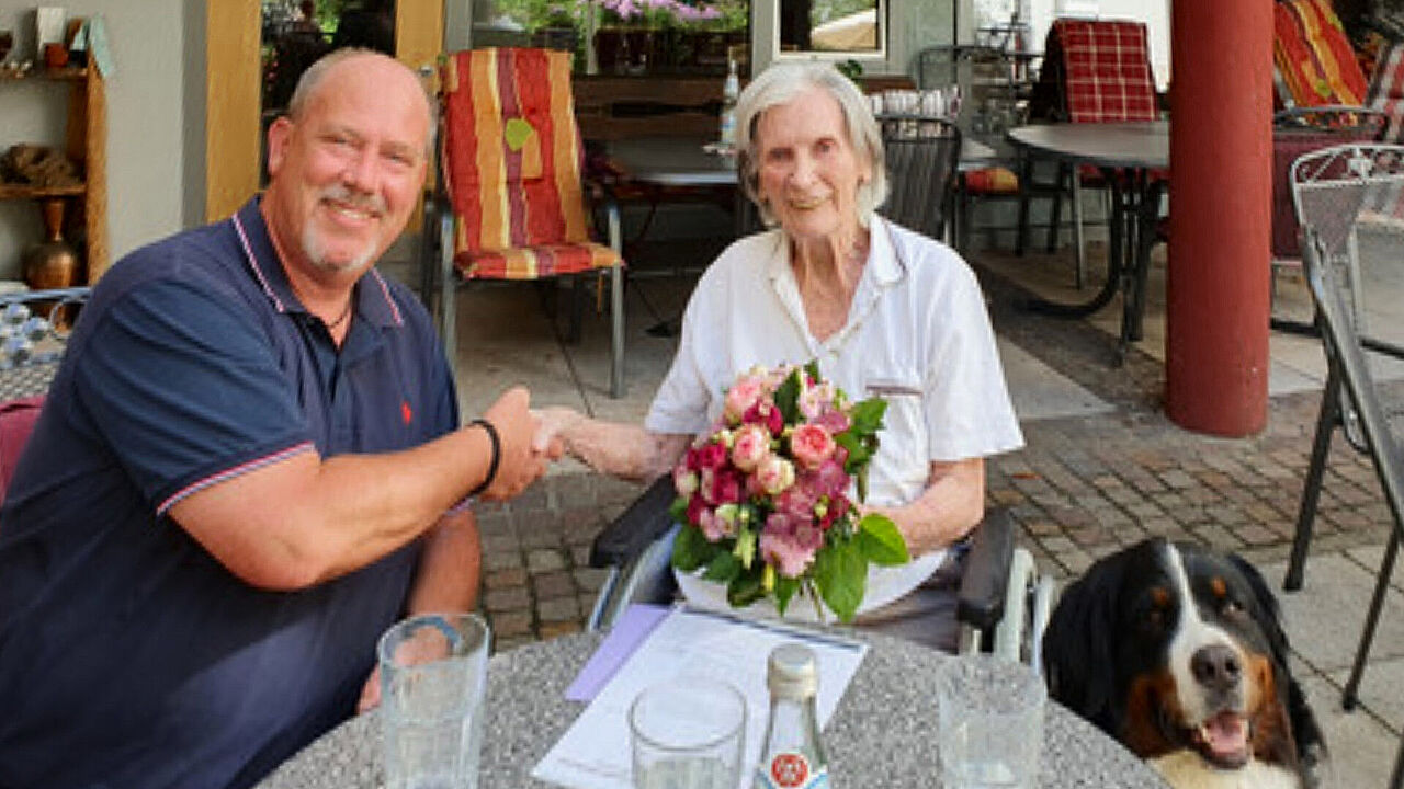 KERH-Vorsitzender Dirk Becker überbrachte Anni Braun die Glückwünsche des BundeswehrVerbandes zu ihrem 100. Geburtstag. Foto: Dirk Becker