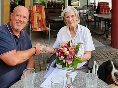 KERH-Vorsitzender Dirk Becker überbrachte Anni Braun die Glückwünsche des BundeswehrVerbandes zu ihrem 100. Geburtstag. Foto: Dirk Becker