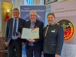 Ehrung für 60-jährige Treue zum BundeswehrVerband durch Vorsitzenden ERH Bernhard Hauber (v.l.) für Generalmajor a.D. Josef Priller mit KERH-Vorsitzendem Michael Lipp. Foto: KERH Augsburg