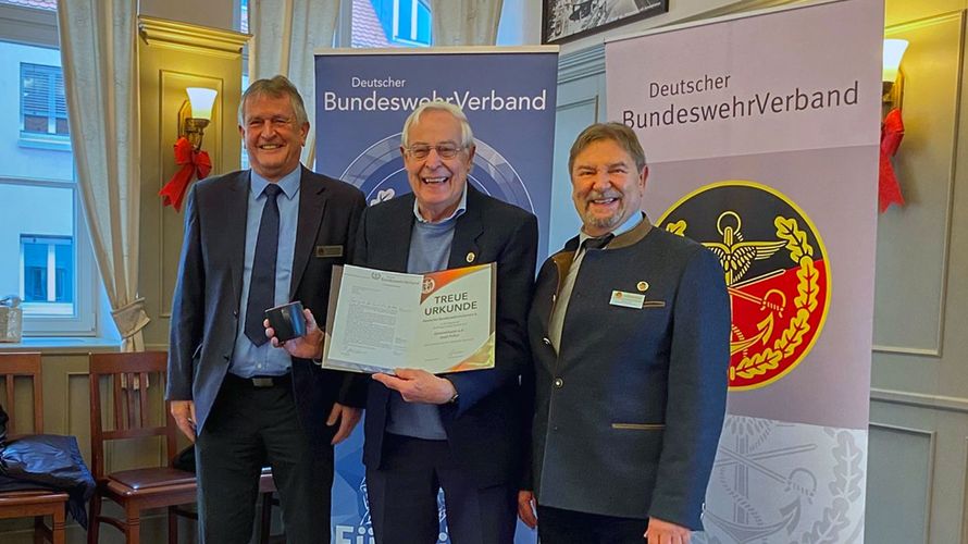 Ehrung für 60-jährige Treue zum BundeswehrVerband durch Vorsitzenden ERH Bernhard Hauber (v.l.) für Generalmajor a.D. Josef Priller mit KERH-Vorsitzendem Michael Lipp. Foto: KERH Augsburg