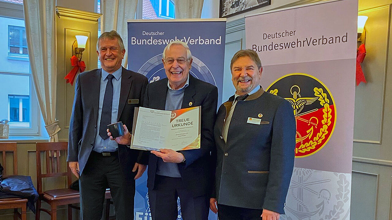 Ehrung für 60-jährige Treue zum BundeswehrVerband durch Vorsitzenden ERH Bernhard Hauber (v.l.) für Generalmajor a.D. Josef Priller mit KERH-Vorsitzendem Michael Lipp. Foto: KERH Augsburg