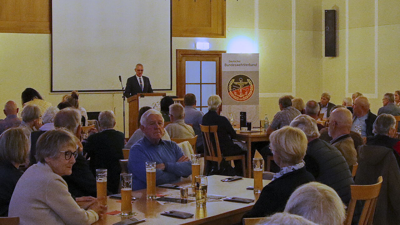 Der Saal der Betreuungsgesellschaft hatte kaum noch Plätze frei beim Martini-Essen der KERH Sonthofen. Foto: Wolfgang Kruse