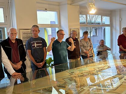 Die Teilnehmer der KERH Bruchsal verfolgten die Erläuterungen von Andreas Weißhardt zur Geschichte der Festungsstadt Philippsburg am historischen Festungsmodell mit großem Interesse. Foto: Ralph Bender