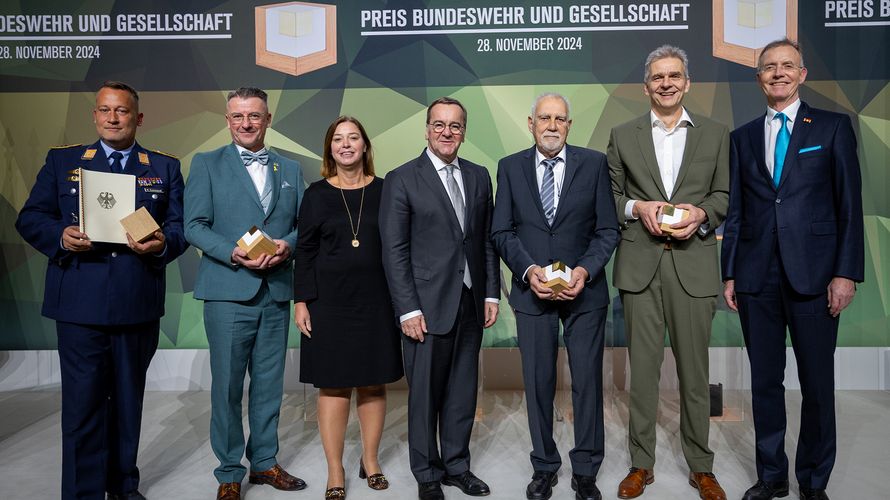 Verteidigungsminister Boris Pistorius (M.), Bundestavizepräsidentin Yvonne Magwas und Gerd Landsberg, Ehrengeschäftsführer des Deutschen Städte- und Gemeindebundes (r.), mit den Preisträgern Stabsfeldwebel Michael Eichstaedt (l.), Marienbergs Oberbürgermeister André Heinrich (2.v.l.), Klaus Kunzmann, Geschäfstführender Gesellschafter der Patenschaftsgesellschaft Marineschiffe Karlsruhe (3.v.r.) und Oliver Sluka, Leiter der Berufsschule 7 in Augsburg. Foto: Bundeswehr/Tom Twardy