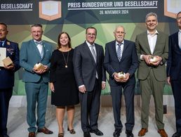 Verteidigungsminister Boris Pistorius (M.), Bundestavizepräsidentin Yvonne Magwas und Gerd Landsberg, Ehrengeschäftsführer des Deutschen Städte- und Gemeindebundes (r.), mit den Preisträgern Stabsfeldwebel Michael Eichstaedt (l.), Marienbergs Oberbürgermeister André Heinrich (2.v.l.), Klaus Kunzmann, Geschäfstführender Gesellschafter der Patenschaftsgesellschaft Marineschiffe Karlsruhe (3.v.r.) und Oliver Sluka, Leiter der Berufsschule 7 in Augsburg. Foto: Bundeswehr/Tom Twardy