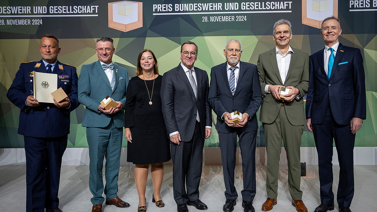 Verteidigungsminister Boris Pistorius (M.), Bundestavizepräsidentin Yvonne Magwas und Gerd Landsberg, Ehrengeschäftsführer des Deutschen Städte- und Gemeindebundes (r.), mit den Preisträgern Stabsfeldwebel Michael Eichstaedt (l.), Marienbergs Oberbürgermeister André Heinrich (2.v.l.), Klaus Kunzmann, Geschäfstführender Gesellschafter der Patenschaftsgesellschaft Marineschiffe Karlsruhe (3.v.r.) und Oliver Sluka, Leiter der Berufsschule 7 in Augsburg. Foto: Bundeswehr/Tom Twardy