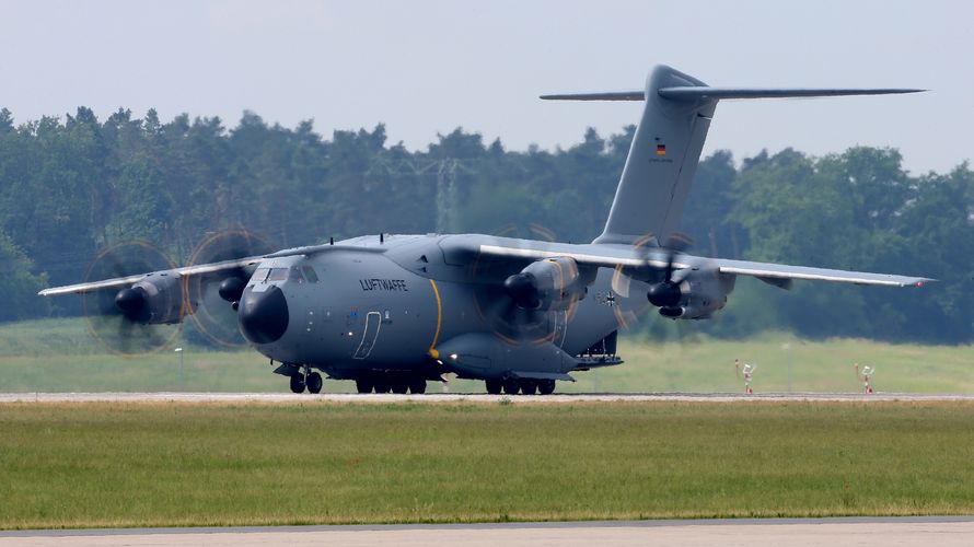 Ein Transportflugzeug vom Typ A400M (Archivbild). Experten wollen die jüngste Panne vor Ort in Litauen untersuchen Foto: Bundeswehr